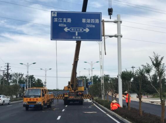 1625534655815452.jpg 銅陵交通標志桿的安裝注意事項.jpg