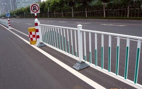 如何有效防止交通護(hù)欄網(wǎng)和隔離柵的防腐和破壞？.jpg