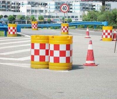 1625535784435352.jpg 高架橋上為什么放置“防撞桶”.jpg